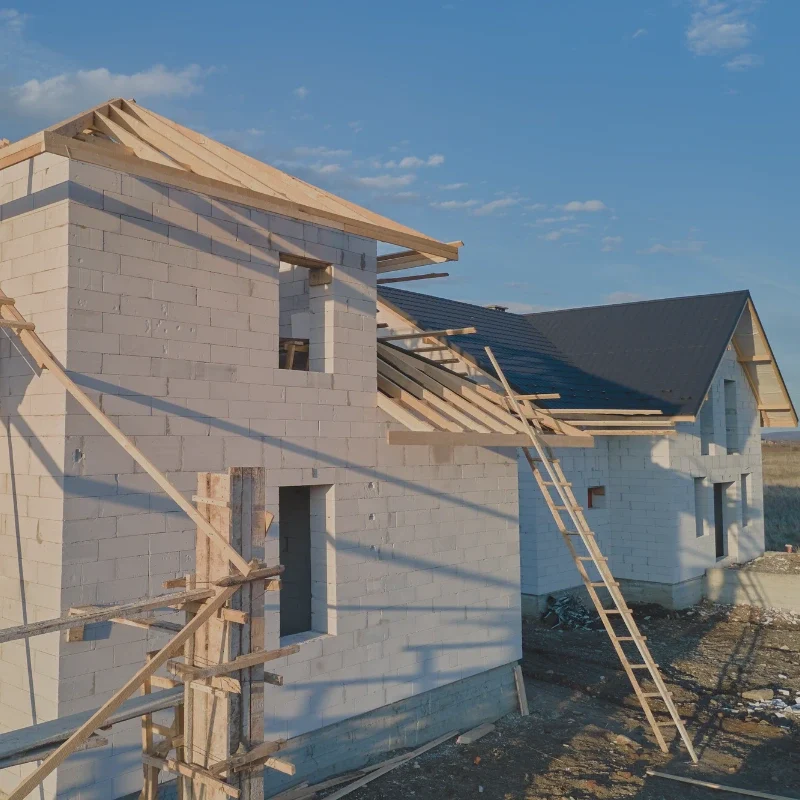 Budowa domów murowanych w stanie surowym z betonu komórkowego.