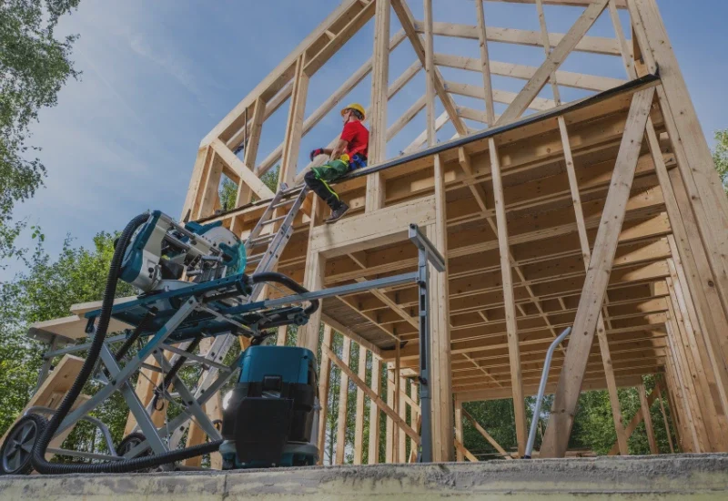 Budowa domu szkieletowego - montaż drewnianej konstrukcji nośnej.