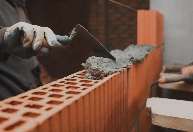Precyzyjne murowanie ściany z pustaków ceramicznych - usługi murarskie.