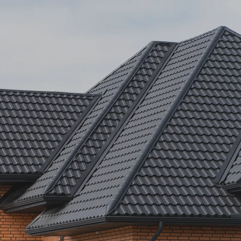 Nowoczesny dach z blachodachówki modułowej w kolorze czarnym.