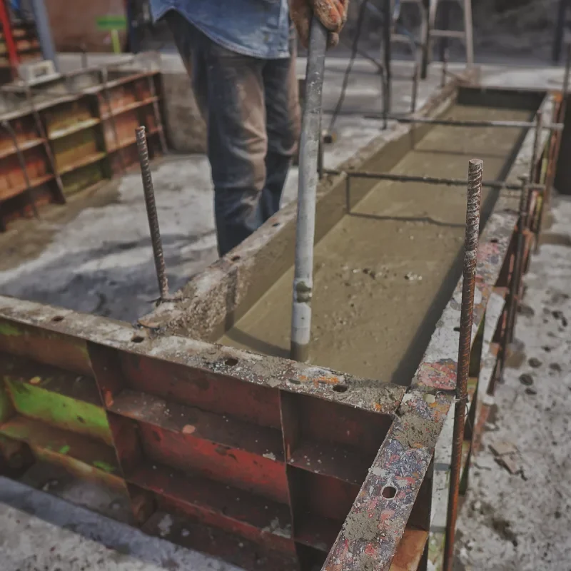 Roboty żelbetowe - wibrowanie betonu w szalunkach fundamentowych