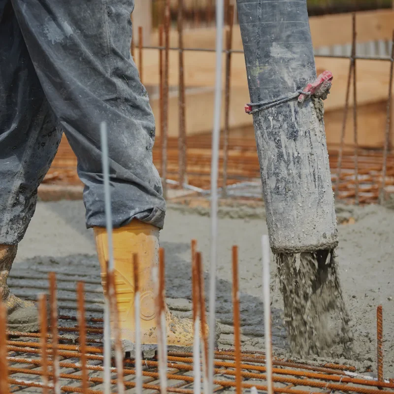 Wylewanie płyty fundamentowej lub stropu monolitycznego betonem z pompy.